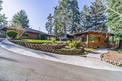 Image de Magnifique maison acceptant les chiens avec une vue magnifique sur la baie, la prairie et la montagne!