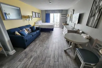 Image de Ocean View King Suite ~ Sleeps 4 ~ New Appliances & Floors ~ Sea Mist 50904