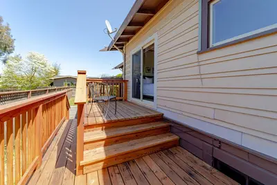 Image de Artisan classique au centre-ville d'Arcata par Hsu avec bain à remous privé et foyer au gaz!