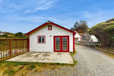 Image de Maison en bord de mer avec une vue imprenable, bain à remous, terrasse - randonnée à proximité!