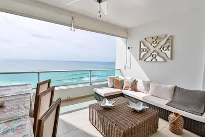Image de Luxury Beachfront w/ 80 Inch SmartTV, Full Kitchen