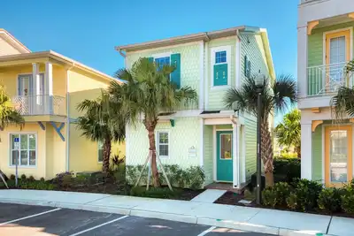 Image de Cottage lumineux avec nettoyage quotidien, équipements de l'hôtel, navette gratuite pour le parc près de Disney!