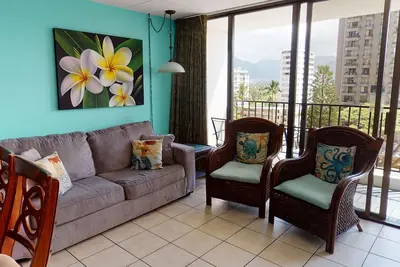 Image de Stylish Waikiki Banyan Condo | Mountain Views, Comfort & Free Parking