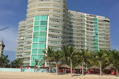 Image de balcon avec vue imprenable sur l'océan que vous pourrez apprécier tout en vous relaxant dans le jacuzzi