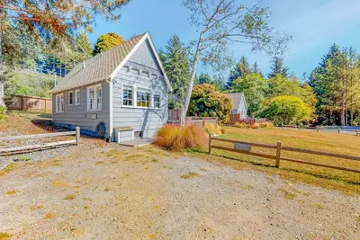 Image de Cottage confortable avec vue sur l'océan, bain à remous privé et terrasse avec salon extérieur!