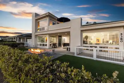 Image de Maison moderne avec accès direct à la plage