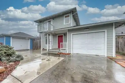 Image de Maison de ville récemment rénovée et adaptée aux chiens - à proximité du quartier des affaires!