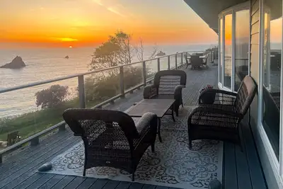 Image de Maison chic et grande avec bain à remous privé, vue sur l'océan et la plage, accès à la plage, etc.