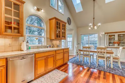 Image de Accueil au bord du fleuve sur une falaise avec vue sur la rivière, bain à remous privé!