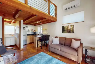 Image de Cool, chalet écologique avec une cuisine complète près de Sequoia Park & Zoo!