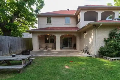 Image de Family Home in Quiet Dallas Suburban Neighborhood