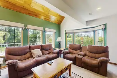 Image de Maison acceptant les chiens avec vue sur l'océan, un court de tennis privé et une table de hockey sur air