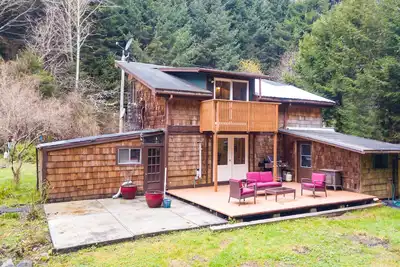 Image de Cabine confortable pour deux avec une terrasse meublée et une cour gazonnée - à proximité des sentiers de randonnée