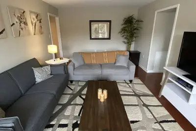 Image de Condo rénové près de l'Iad et à quelques pas du centre-ville de Herndon!