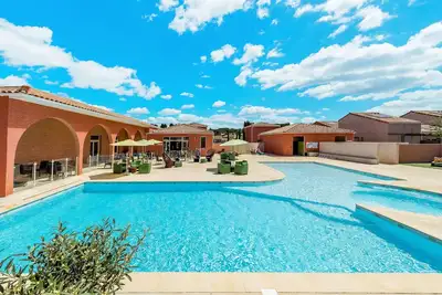 Image de Appartement dans une maison de vacances avec Wifi, piscine, Tv, terrasse, animaux admis, parking