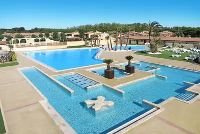 Image de Appartement dans une maison de vacances avec Wifi, climatisation, piscine, Tv, terrasse, parking