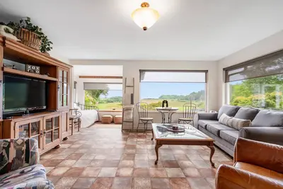 Image de Belle maison avec vue sur l'océan et la plage, poêle à bois et foyer!