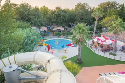 Image de Appartement dans une maison de vacances avec climatisation, piscine, Wifi, Tv, terrasse, parking