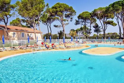 Image de Agréable appartement dans une maison de vacances pour 4 personnes avec piscine, terrasse et parking