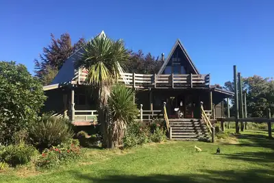 Image de Maison alpine dans des jardins luxuriants avec vue sur la montagne