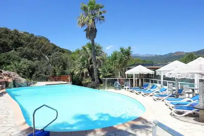 Bel appartement dans une maison de vacances avec Wifi, piscine, terrasse, vue panoramique et parking