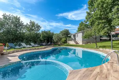 Image de Confortable appartement avec Wifi, piscine, bain Ă remous, Tv, terrasse, animaux admis et parking