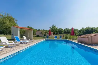 Image de Magnifique maison de vacances privée avec Wifi, piscine privée, Tv, patio, animaux admis, parking