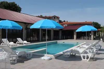 Image de Appartement dans une maison de vacances avec Wifi, piscine, climatisation, Tv, patio, animaux admis