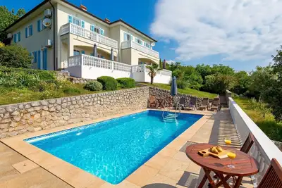 Image de Agréable appartement dans une maison de vacances avec Wifi, climatisation, piscine, Tv, terrasse