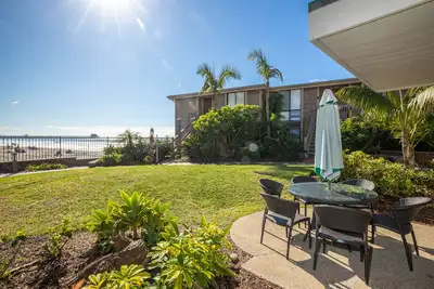 Image de Emplacement en bord de mer incroyable! Votre propre terrasse et gazon à quelques pas du sable!