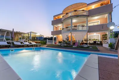 Agréable appartement pour 6 personnes avec Wifi, climatisation, piscine, Tv, terrasse et parking