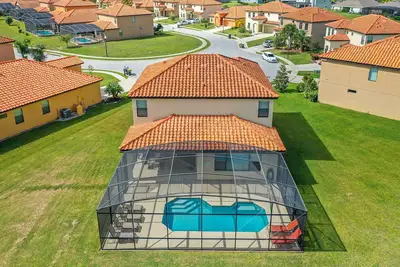 Image de Communauté de golf bordée d'arbres isolée, mais toujours proche de tout