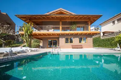 Image de Villa avec piscine à débordement et vue - à 20 minutes de Barcelone!