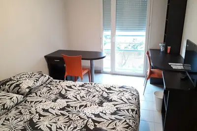 Image de Studio Cosy face à l'hopital Nord au Rdc avec petite courette.