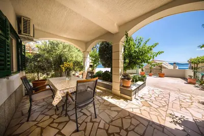 Image de Appartement de deux chambres prés de la plage Pisak, Omis (A-1067-e)