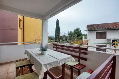 Image de Appartement de deux chambres avec la terrasse et la vue sur le mer Pirovac, Sibenik (A-15320-b)