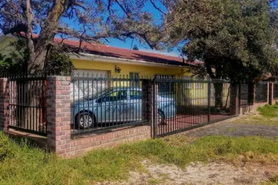 Image de Villa Riverside Spacieuse avec Braai Intérieur