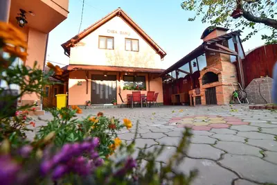 Image de Casa Banu locatie centrala dans la zona linistita ideala pentru grup de max 8 adulti.
