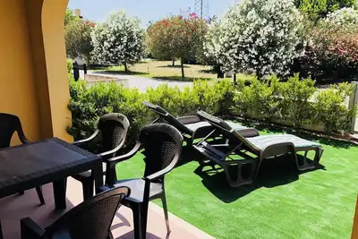 Appartement de deux chambres, jardin privé, à 15 minutes à pied de la plage à travers la forêt