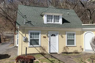 Image de Brookside Cottage is a beautiful open concept doll house stay for two.