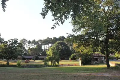 Image de Domaine 24 personnes, piscine chauffée, Spa et sauna.