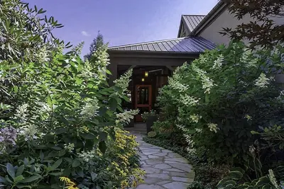 Image de Luxury Main Street Apartment - À quelques pas de la rue Main