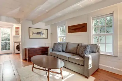 Cette extraordinaire petite maison vous place au milieu du célèbre quartier historique de Savannah