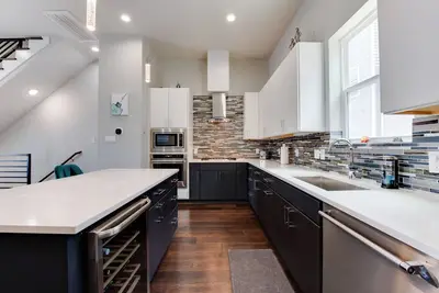 Image de Maison de ville de quatre étages située près du stade Nrg et du centre médical