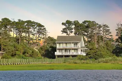 Image de Belles terrasses au bord de l'eau et Long Pier