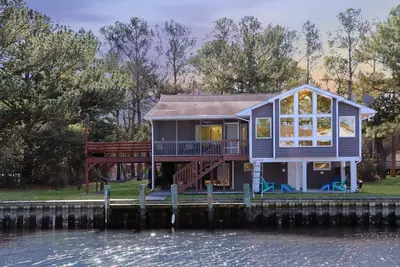 Image de Bord de l'eau * Oyster Bay * Plan d'étage ouvert avec grandes fenêtres