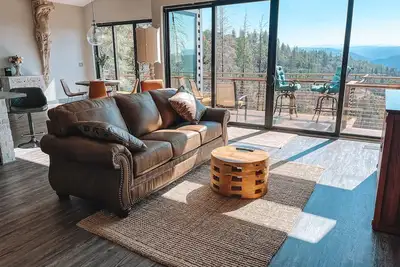 Image de Modern Mountain Getaway with Panoramic Canyon Views