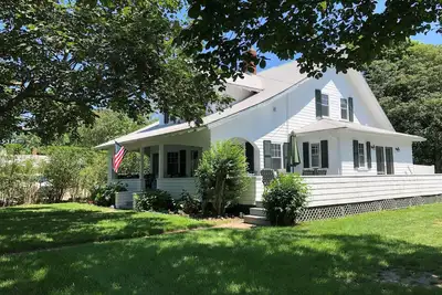 Image de Belle maison de capitaine récemment rénovée dans le centre-ville d'Edgartown