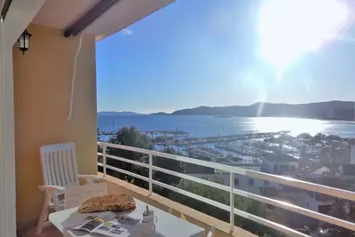 Image de Appartement 2 pièces, terrasse, proche plage et centre, Le Lavandou