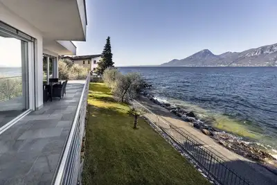 Image de Nouvelle villa CasaClima Gold au bord du lac avec grand jardin pour une détente absolue